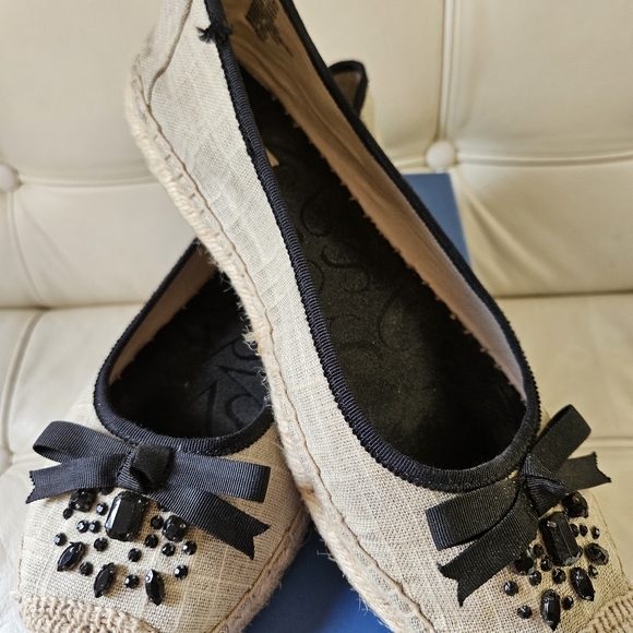 Elegant Black and Cream Women's Flats - Picture 1 of 5